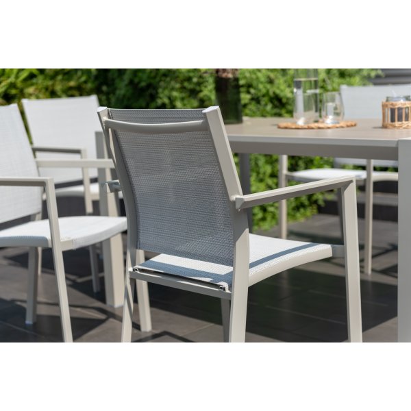 Urbanite-Essgruppe mit Esstisch 160 cm und 6 stapelbaren Esszimmerstühlen - Beige