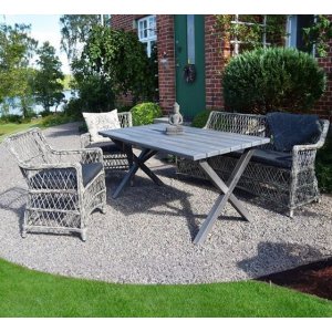 Essgruppe Provence: Sofa, Sessel und Esstisch grau gebeizt Essgruppe Provence: Sofa, Sessel und Esstisch grau gebeizt
